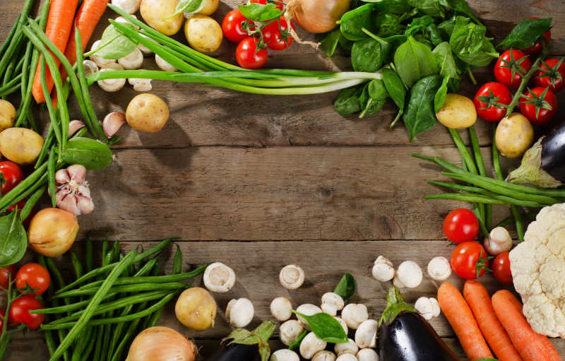 桌子上排列整齐的新鲜有机蔬菜