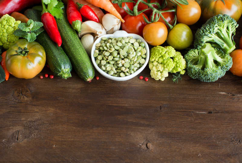 生的干豌豆和蔬菜等健康食品