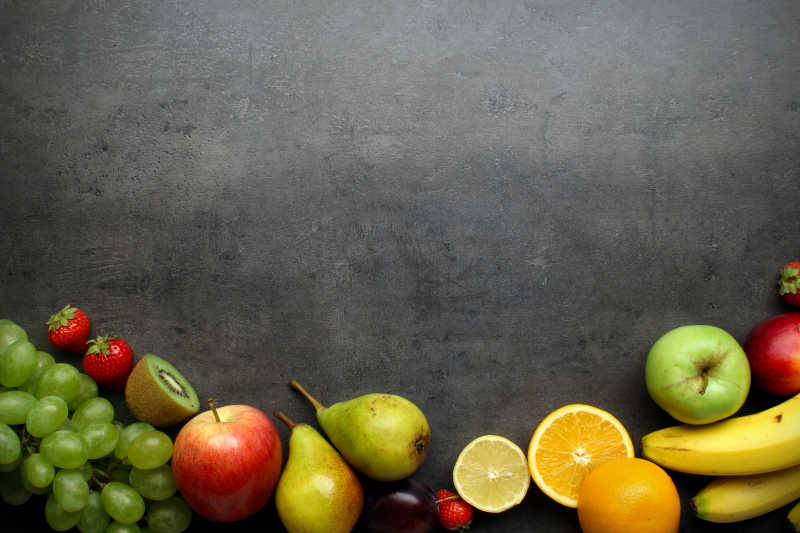 灰色餐桌上的新鲜水果