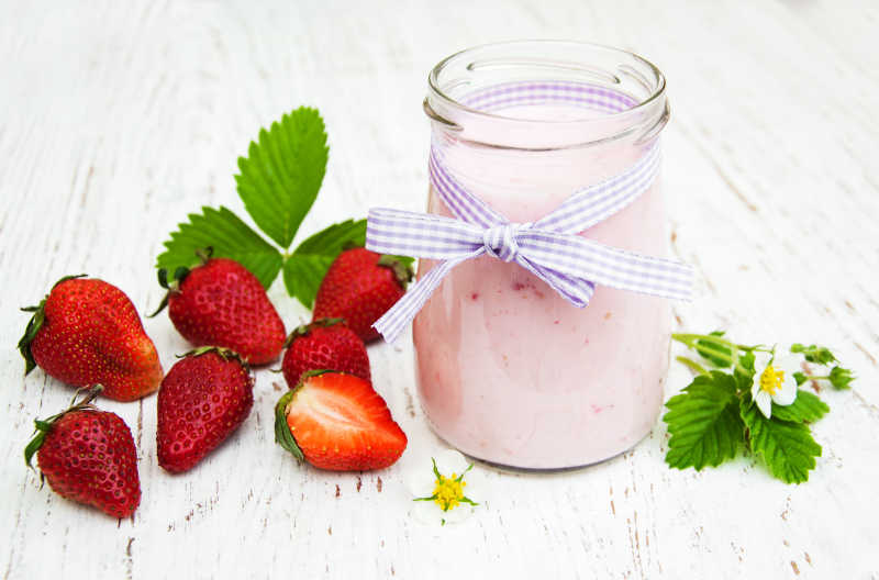 草莓酸奶与新鲜草莓在木制桌子上