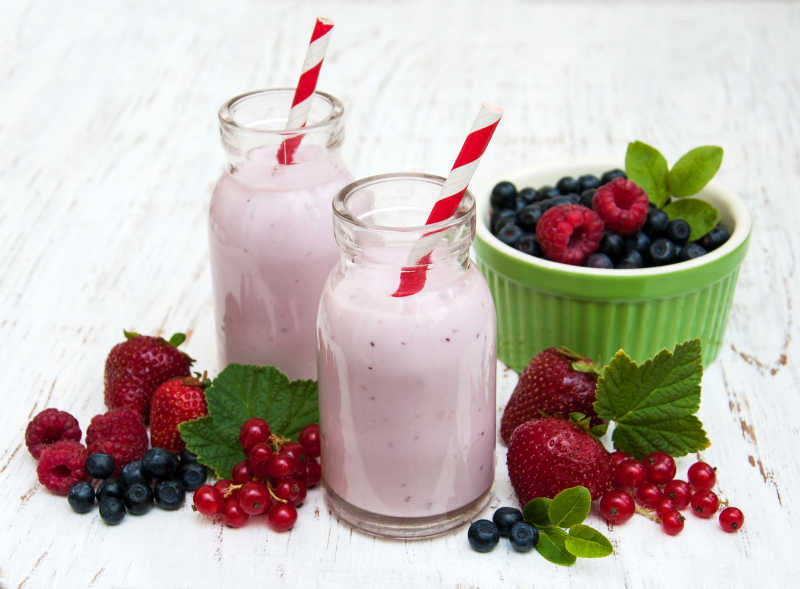 新鲜草莓蓝莓浆果酸奶