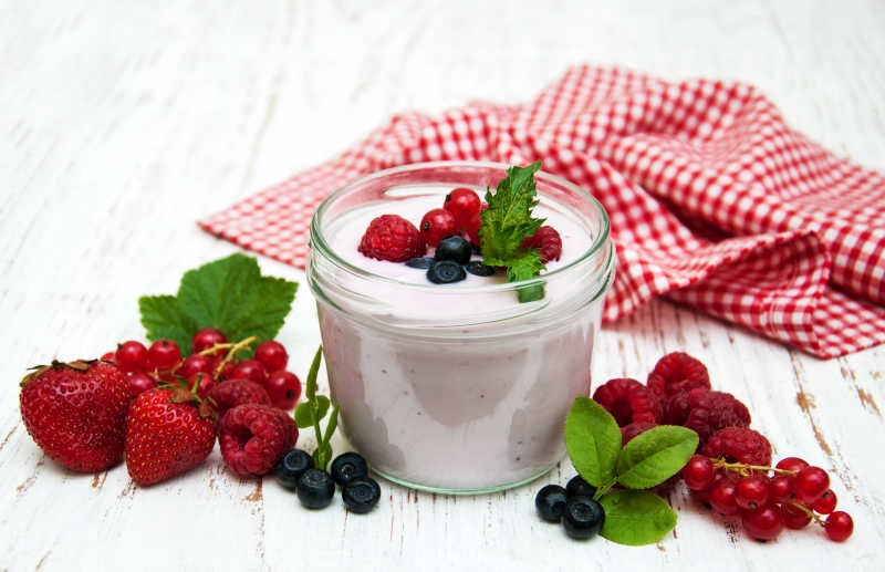 草莓和蓝莓新鲜浆果酸奶