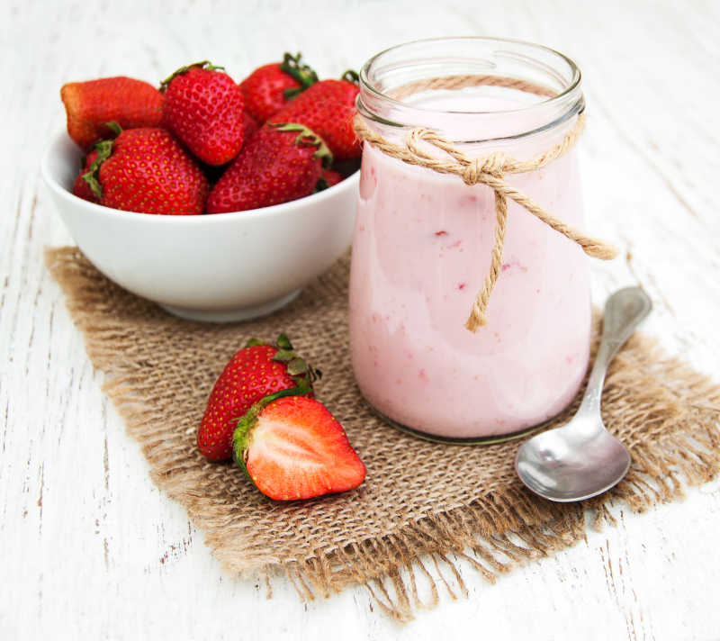 草莓酸奶配和新鲜草莓