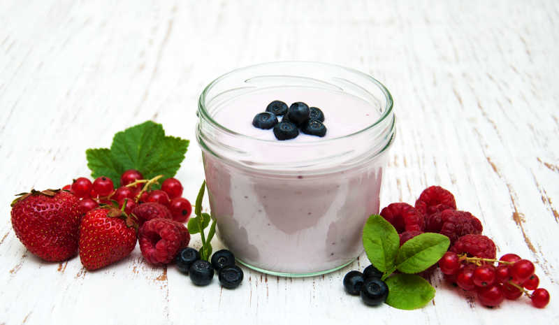 蓝莓草莓新鲜浆果酸奶