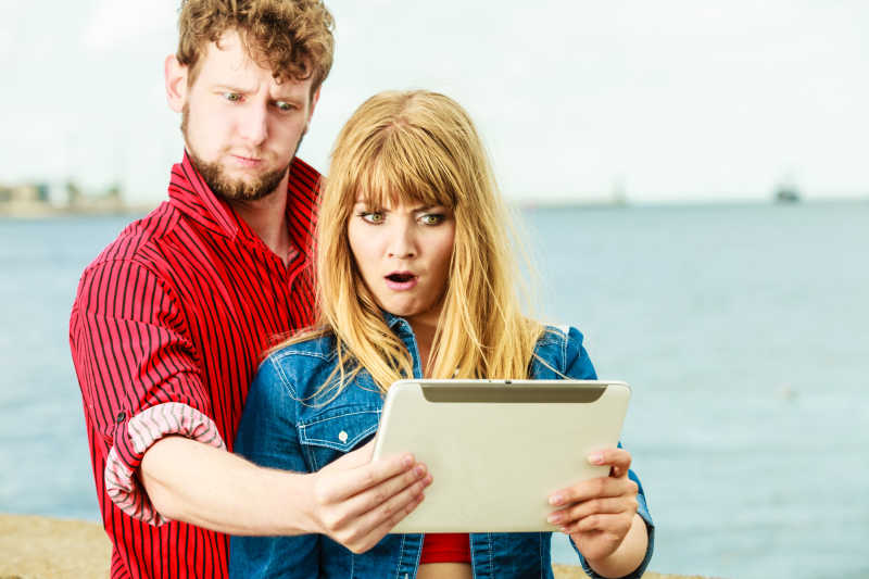 年轻夫妇以平板电脑自拍