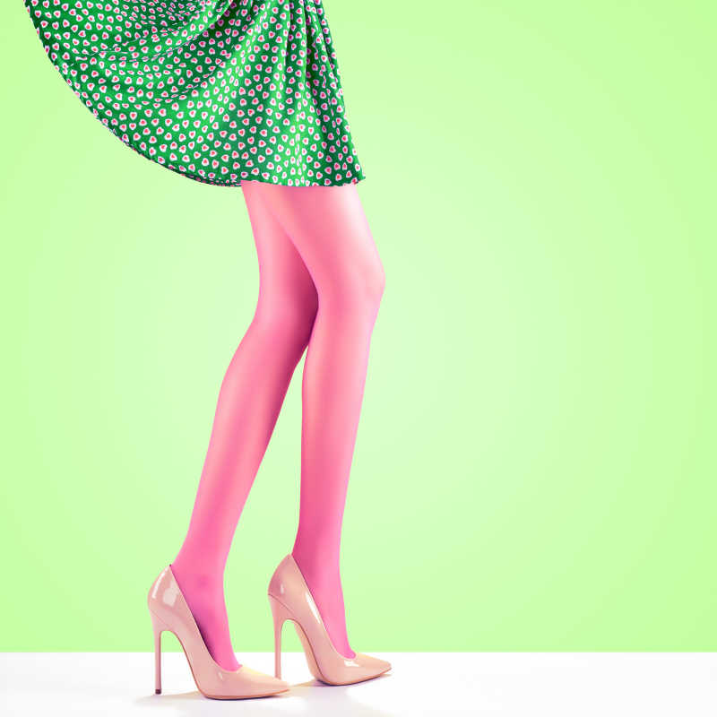 穿着绿色短裙的性感美腿