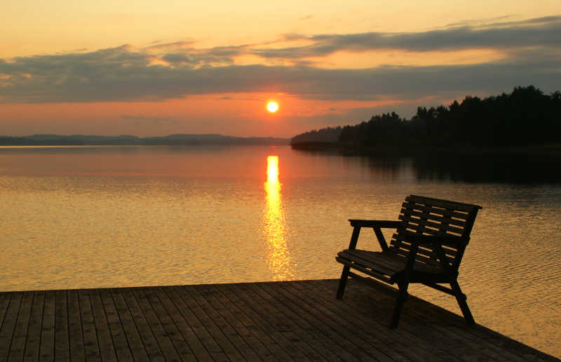 芬兰湖边的日落