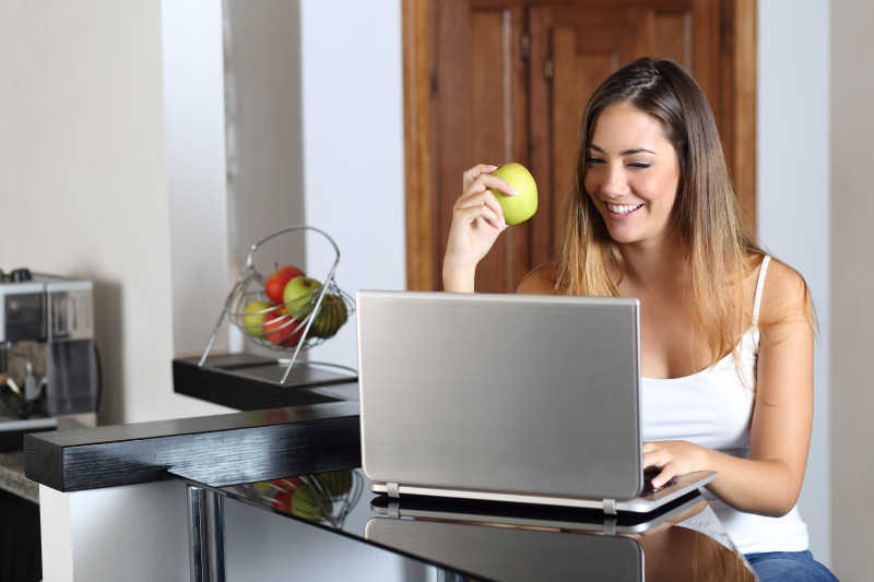 女企业家在家里浏览笔记本电脑