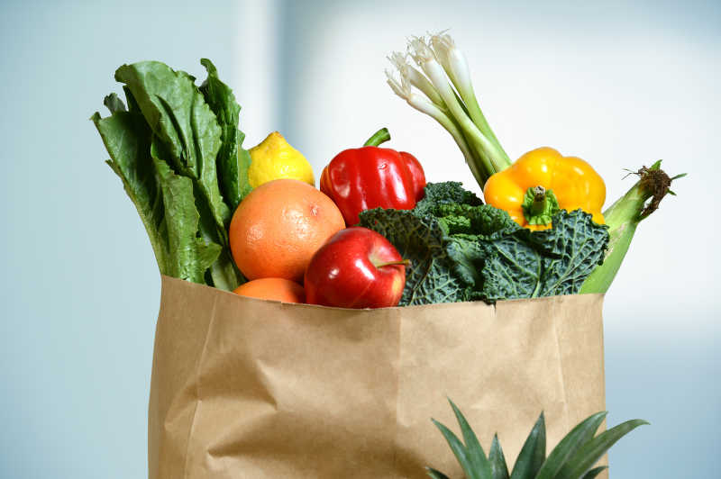 一袋子新鲜的水果和蔬菜