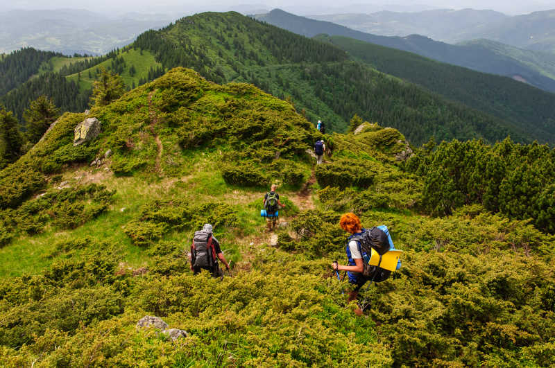 在乌克兰山上的登山的背包客们