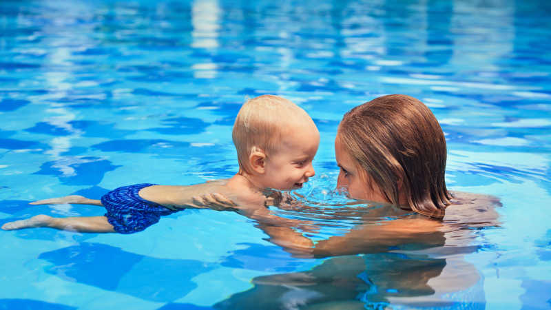 母亲在教孩子学游泳