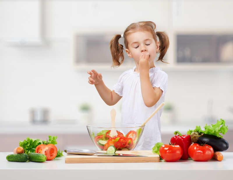 小女孩在做蔬菜水果沙拉