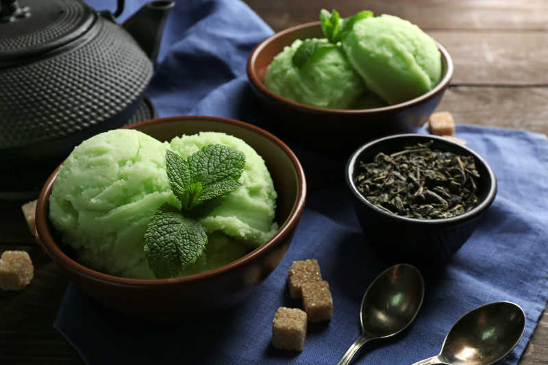 陶瓷碗中的绿茶冰淇淋