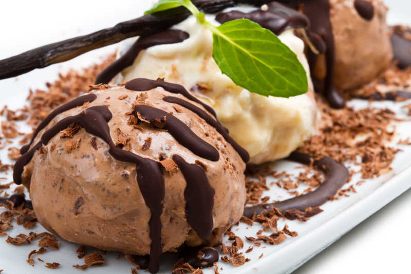 摆在盘中的巧克力香草冰淇淋球