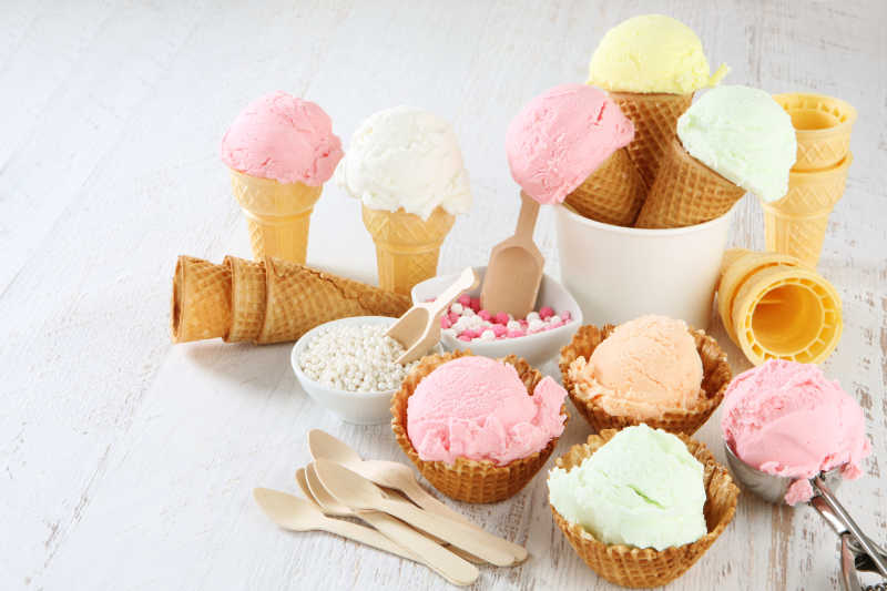 白色背景下盛在甜筒各种口味的冰淇淋