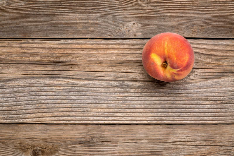 一个木桌上的桃子