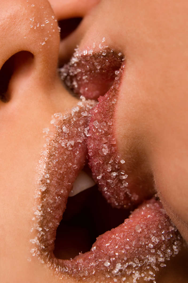 嘴唇撒有糖的女同性朋友在亲吻