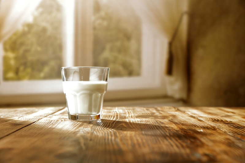 桌上一杯新鲜的牛奶
