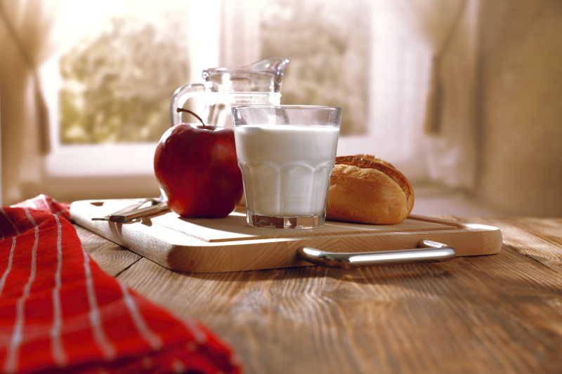 桌上的美味牛奶苹果和面包