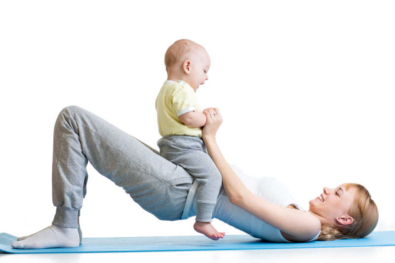 年轻的妈妈和宝宝一起做健身操