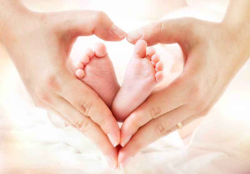 婴儿脚在母亲的手