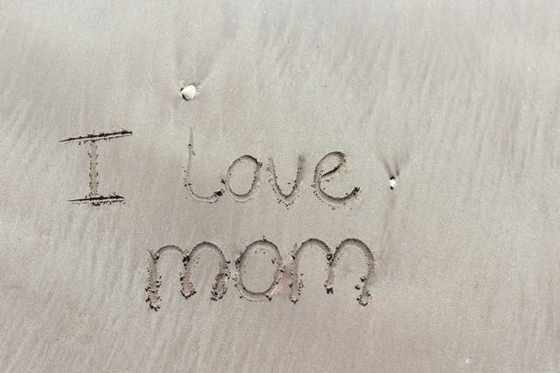 沙滩上写的我爱妈妈英文