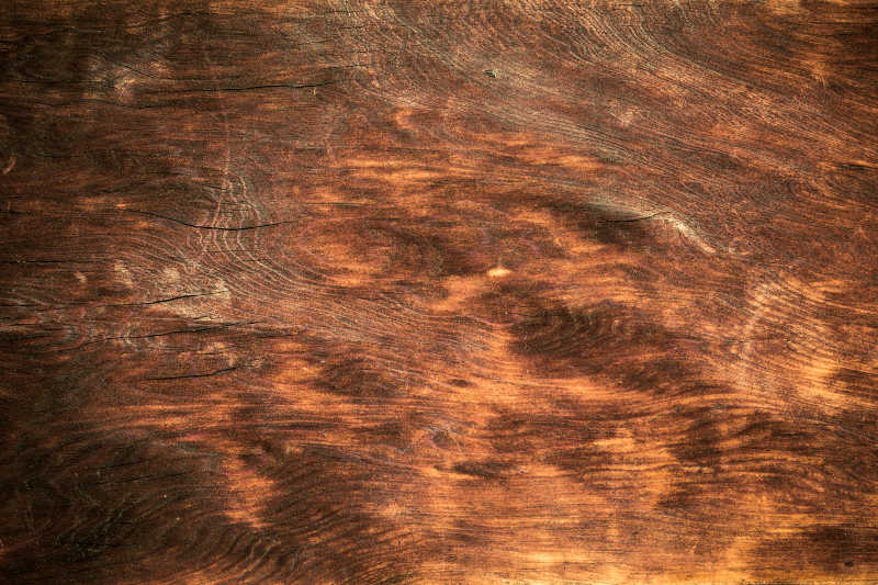 有裂纹的棕色木材的背景和纹理
