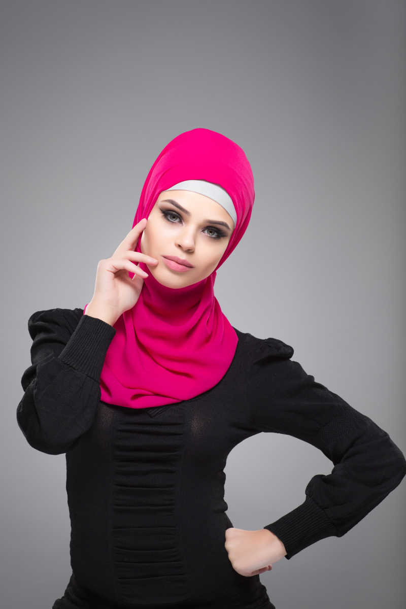 带红色盖头的穆斯林妇女