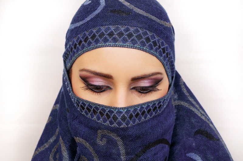 年轻的阿拉伯女孩美丽的妆容特写