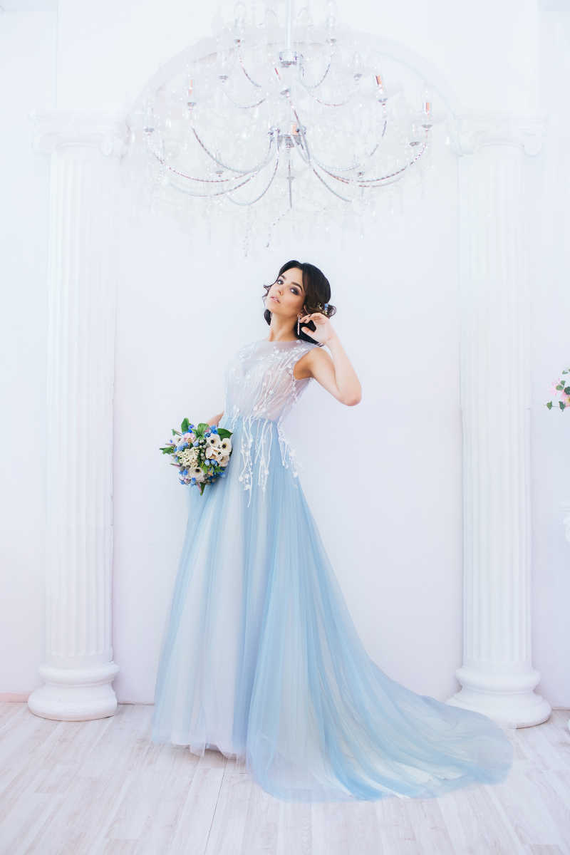 穿蓝色婚纱的新娘