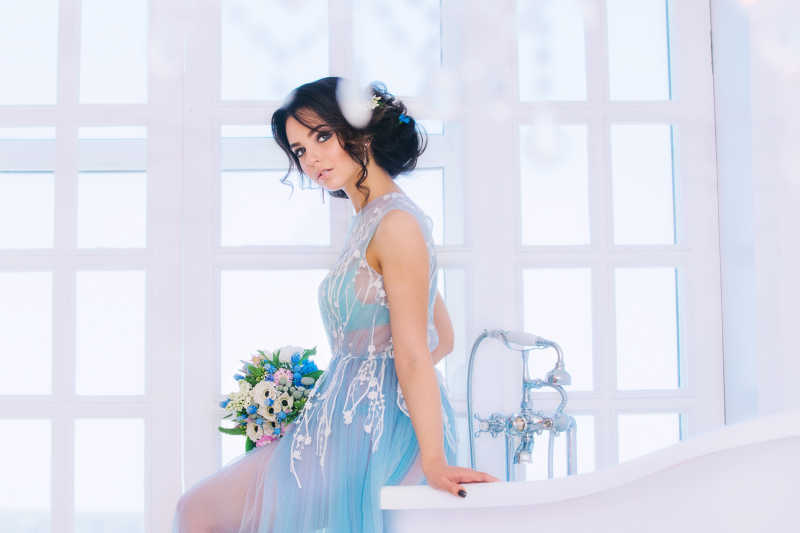 浴缸上的美丽新娘
