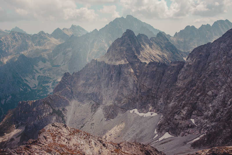 层峦叠嶂的山地景观