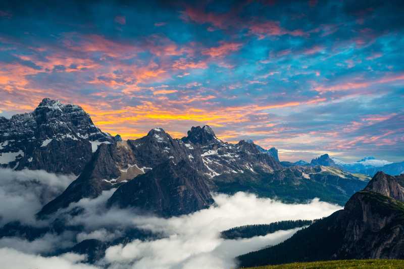 著名的连绵大山夕阳美景