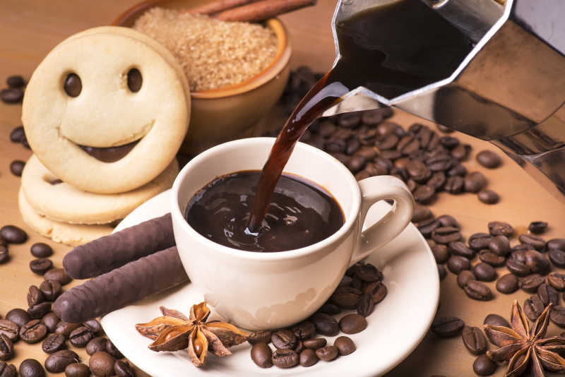 美味的黑咖啡和微笑饼干