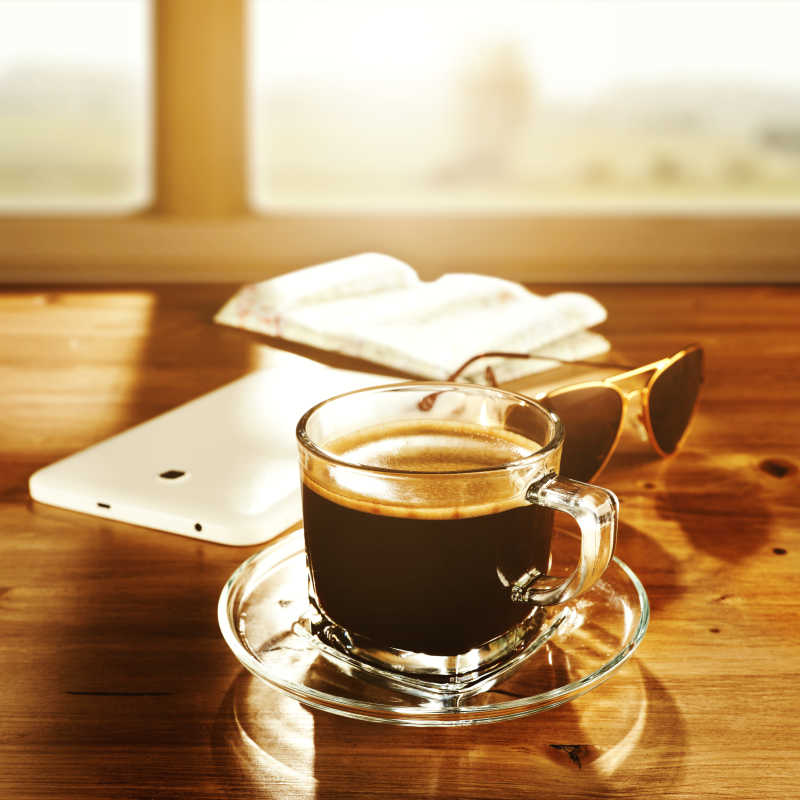透明咖啡杯里的热咖啡套餐