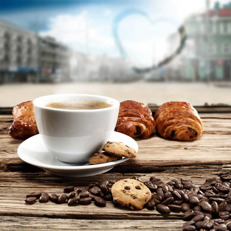 热咖啡咖啡豆饼干和面包特写