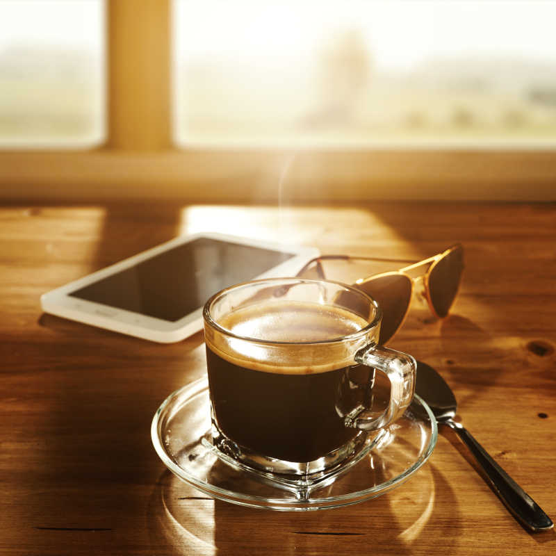 木桌上的透明咖啡杯里的热咖啡