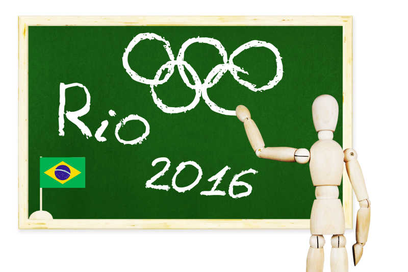 木偶在黑板上画奥运标志