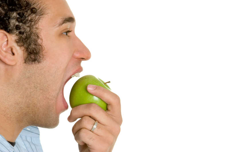 男人吃青苹果