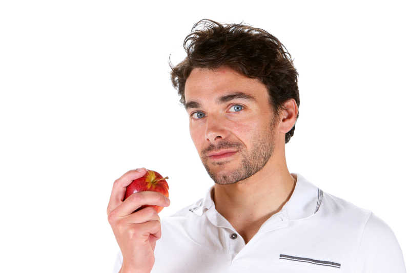 白色背景中吃苹果的男子