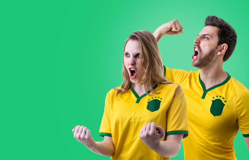 巴西夫妇庆祝绿色背景