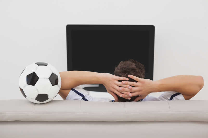 足球迷看电视