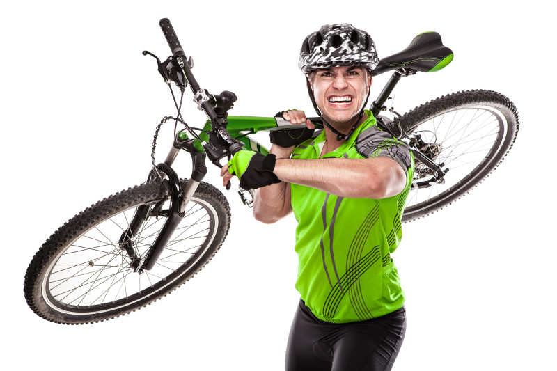 骑自行车的年轻男子骑自行车