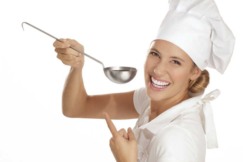 女厨师手拿银色汤勺