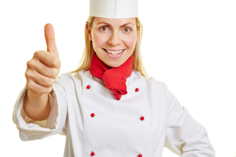 伸出大拇指身穿白色厨师袍的女厨师