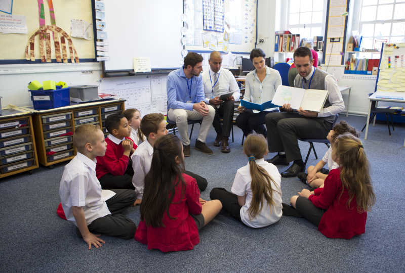 教室里的学生们听老师读故事