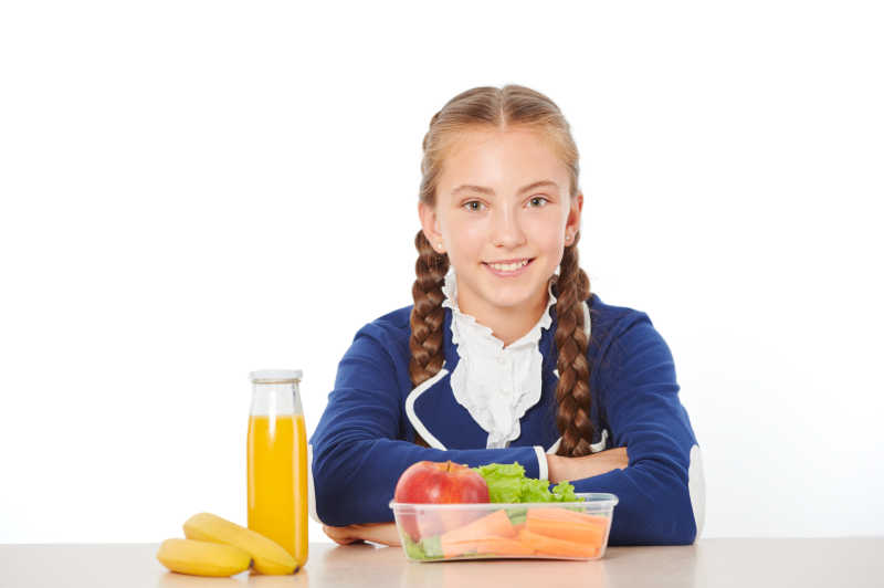 学校女生午餐吃健康食品
