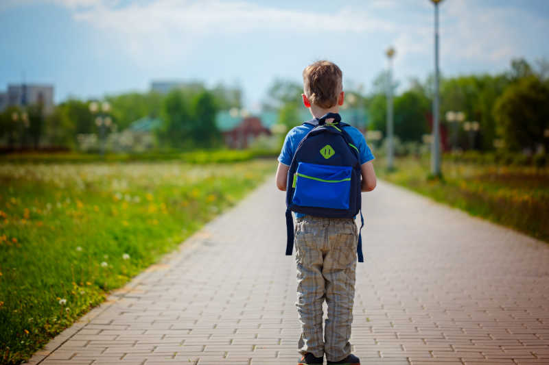 带书包的小男孩去上学