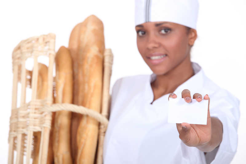 拿着面包的女面包师傅