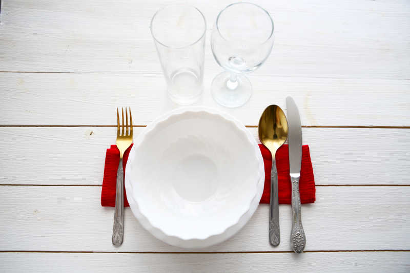 餐桌上的刀叉匙和盘子